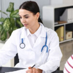 Állapotfelmérő vérvétel laborvizsgálathoz, átfogó állapotfelmérés vércukor- és koleszterinszint ellenőrzéssel.