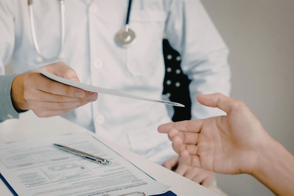 Laborlelet értelmezése referencia-tartományhoz közeli értékek esetén