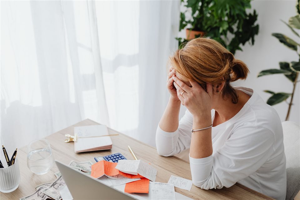 A folyamatos stressz hosszú távon hatással lehet a kortizolszintre és a hormonok egyensúlyára.